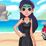Joven con cabello largo morado y vestido negro de lunares, posando en una playa con una motoneta roja decorada a su lado