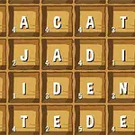 Letras dispuestas en un tablero de madera en una cuadrícula de cinco por cinco, cada una con un número pequeño en una esquina