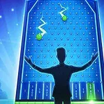 Silueta de una persona con los brazos extendidos frente a un tablero de juego iluminado, con fichas cayendo y un público al fondo