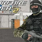 Soldado en uniforme táctico y casco sosteniendo un arma en un entorno industrial