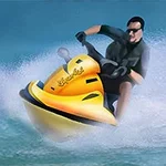 Persona conduciendo una moto de agua amarilla sobre el agua azul, creando un efecto de salpicadura