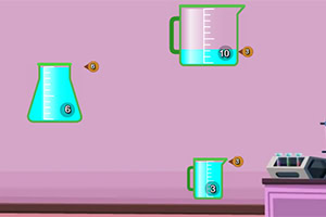 Vasos de medición con líquido azul y números marcados en un laboratorio de fondo rosa