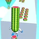 Personaje cargando una torre de rodajas de sandía sobre un camino elevado, con un globo aerostático flotando en el fondo