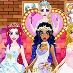 Tres princesas con vestidos elegantes posan en un salón decorado con cortinas moradas y un fondo de corazones rosados