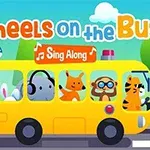 Autobús amarillo con animales antropomorfos sentados y un pájaro azul sobre el techo, rodeados de un escenario colorido con árboles y nubes