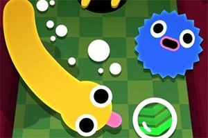 Serpiente amarilla caricaturesca con ojos grandes en un tablero verde cuadrícula junto a una criatura azul redonda con ojos y boca abiertos, rodeada de burbujas y un objeto verde con líneas blancas