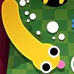 Serpiente amarilla caricaturesca con ojos grandes en un tablero verde cuadrícula junto a una criatura azul redonda con ojos y boca abiertos, rodeada de burbujas y un objeto verde con líneas blancas