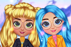 Dos personajes animados con cabello rubio y azul, usando gafas grandes, posan juntas en un ambiente invernal
