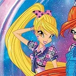 Dos personajes animados con cabello largo y colorido, vistiendo atuendos a cuadros, posan sonriendo frente a un fondo brillante y colorido