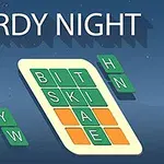 Título WORDY NIGHT sobre un tablero de letras inclinado con efecto de sombra, rodeado de letras sueltas y un diseño de fondo oscuro con ramas decorativas