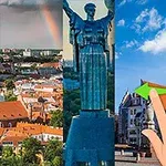 Edificios y estatuas icónicas se muestran divididos por columnas, con una mano señalando en el centro de la imagen