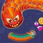 Serpiente naranja gigante rodeando a una oruga verde con objetos brillantes como una moneda, un diamante rosado y una estrella, junto a dos personajes animados sonrientes
