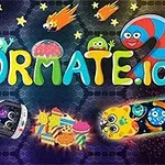 Coloridas letras y personajes animados con temática de gusanos y dulces sobre un fondo azul oscuro con estrellas