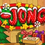 Letrero decorativo navideño con la palabra X-JONG adornado con nieve, estrellas y copos de nieve, junto a un árbol de Navidad y regalos