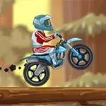 Motociclista con casco en una motocicleta azul saltando sobre un tronco