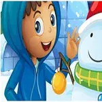 Un niño con sudadera azul saluda mientras decora un muñeco de nieve con bufanda verde y gorro rojo en un paisaje invernal