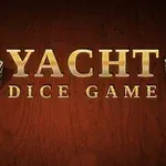 Texto dorado Yacht Dice Game sobre un fondo de madera con dados a los lados