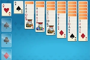 Cartas de un juego de solitario desplegadas en un fondo azul, mostrando varias columnas de cartas apiladas y algunas distribuidas en los cuadros superiores