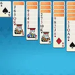 Cartas de un juego de solitario desplegadas en un fondo azul, mostrando varias columnas de cartas apiladas y algunas distribuidas en los cuadros superiores
