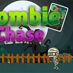 Un zombi persigue a un personaje pequeño frente a una cerca, bajo una luna llena, con el texto Zombie Chase en colores brillantes