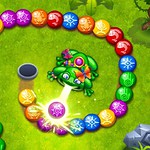 Rana verde disparando una bola luminosa hacia una cadena de esferas de colores en un entorno de selva